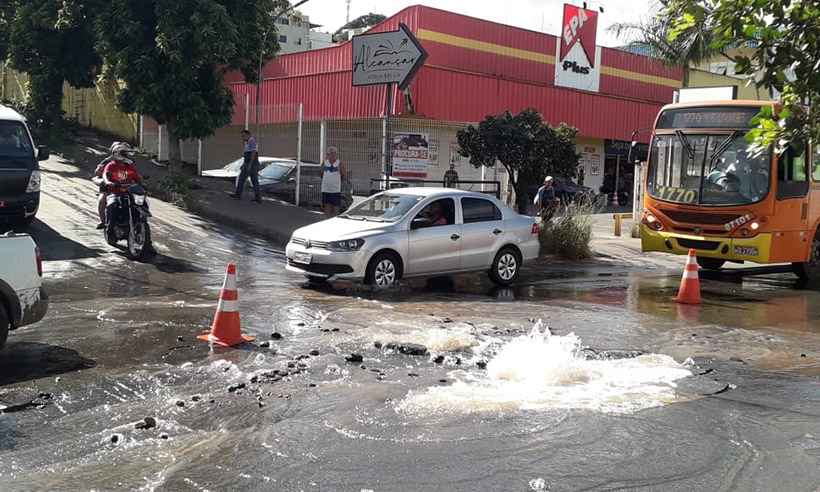Vazamento de água afeta trânsito na Região do Barreiro - Jair Amaral/EM/DA Press