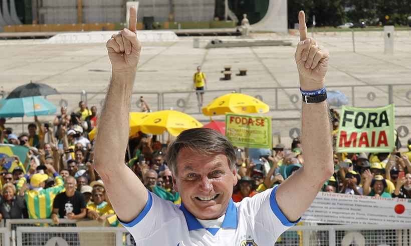 Bolsonaro chama coronavírus de 'histeria' e ignora normas de isolamento em aniversário - Sergio LIMA / AFP