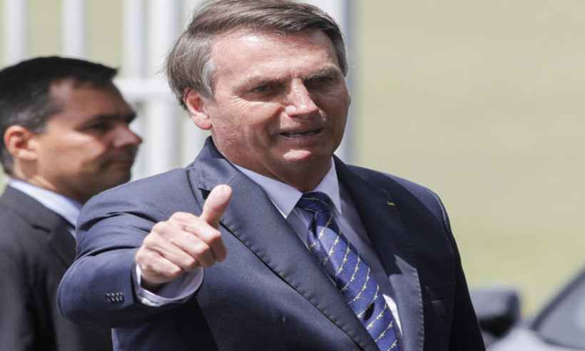 Após primera morte, Bolsonaro vê 'histeria' em reações ao coronavírus - Bolsonaro criou um Comitê Interministerial de Crise e Supervisão de Monitoramento dos Impactos da Covid-19 