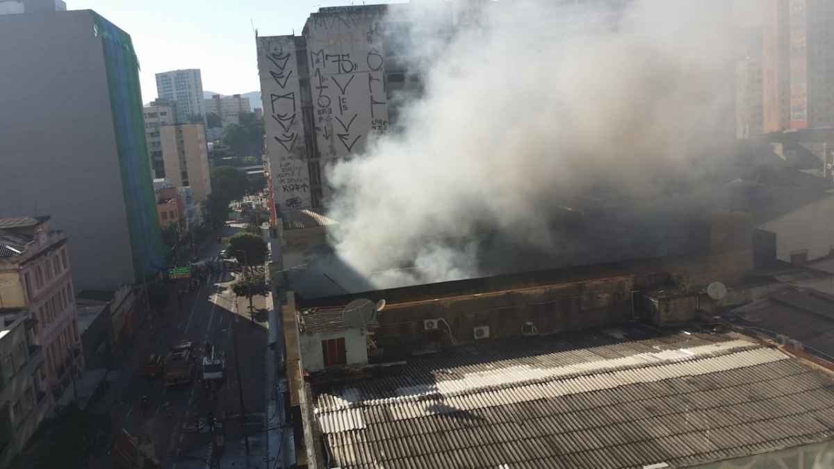 Incêndio destrói loja no Centro de Belo Horizonte - Edésio Ferreira/EM/DA Press