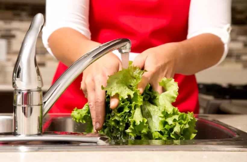 Manipular e higienizar corretamente os alimentos é essencial para conter o coronavírus - iStock/Getty Images