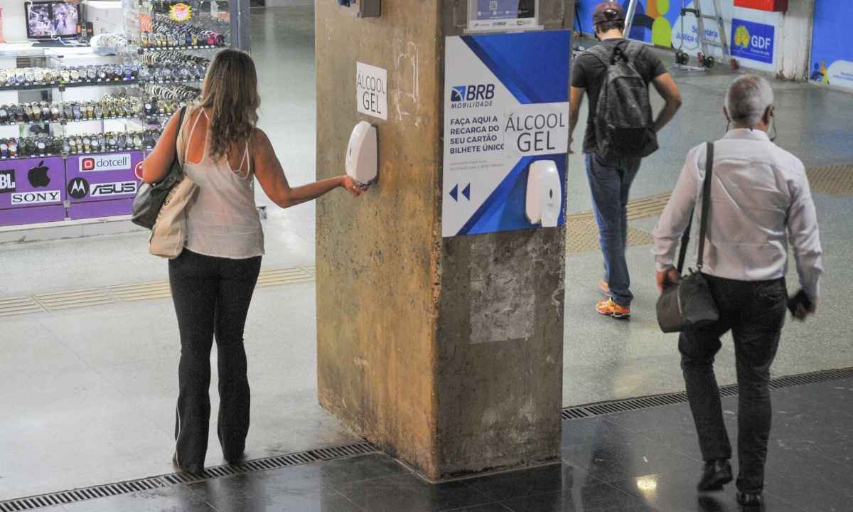 Mandetta diz estar preocupado com venda de álcool líquido nas farmácias - Renato Araújo/Agência Brasília