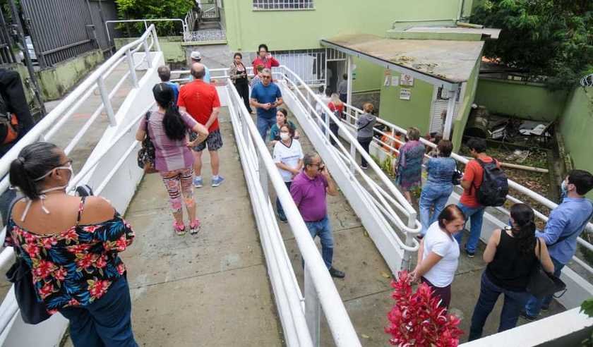 Idosos enfrentam filas no primeiro dia de vacinação contra Influenza em BH - Leandro Couri/EM/DA PRESS