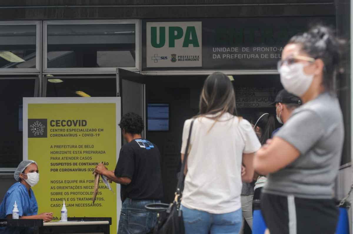 Profissionais da saúde fazem fila para teste de coronavírus na UPA Centro-Sul   - Leandro Couri/EM/D.A Press