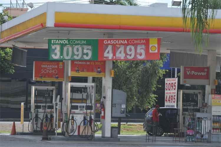 Gasolina 40,5% mais barata nas refinarias, em 2020, não chega às bombas - Alexandre Guzanshe/EM/D.A Press