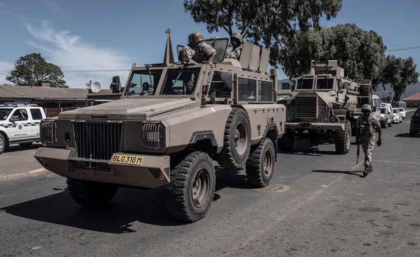 Brasileiros se frustram com cancelamento de voo que os tiraria da África do Sul - PIETER BAUERMEISTER / AFP