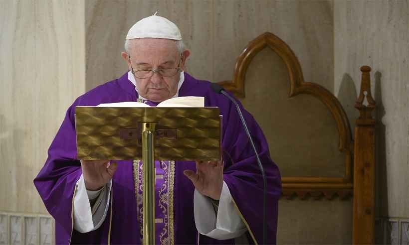 Confira a nova oração para a missa da Sexta-Feira Santa por causa do coronavírus - Handout / VATICAN MEDIA / AFP