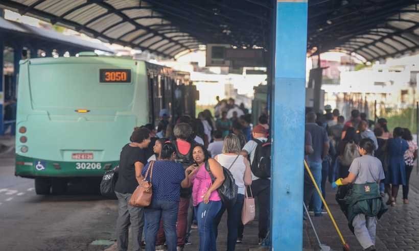 Em meio à pandemia de coronavírus, Estação Diamante fica cheia em horário de pico - Leandro Couri/EM/D. A. Press