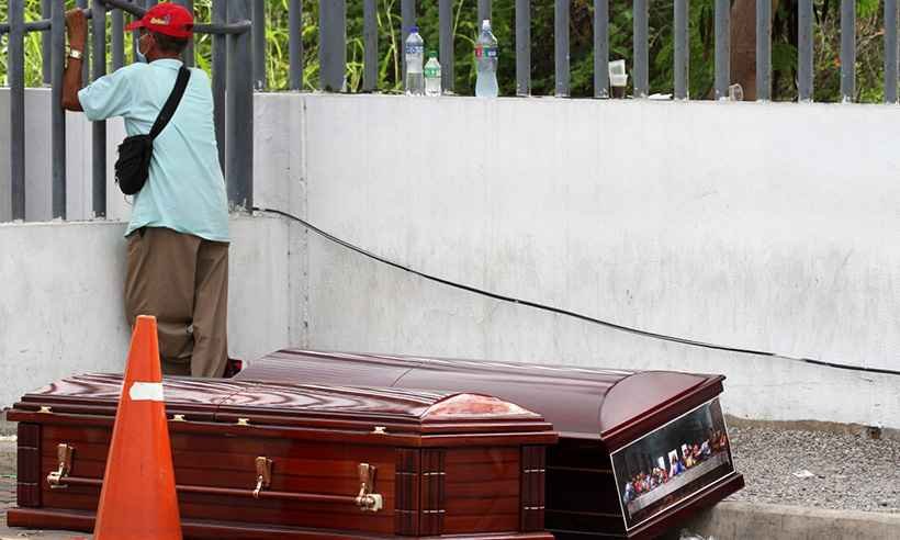 Coronavírus: autoridades não descartam caos funerários no Brasil - Enrique Ortiz/AFP