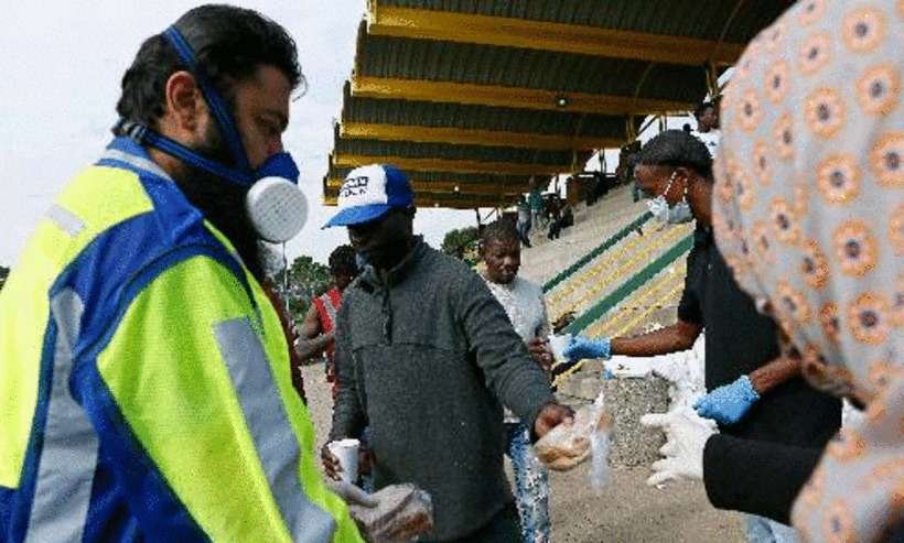 Grupo de brasileiros retidos na África do Sul aguarda para retornar ao Brasil - Phill Magakoe/AFP