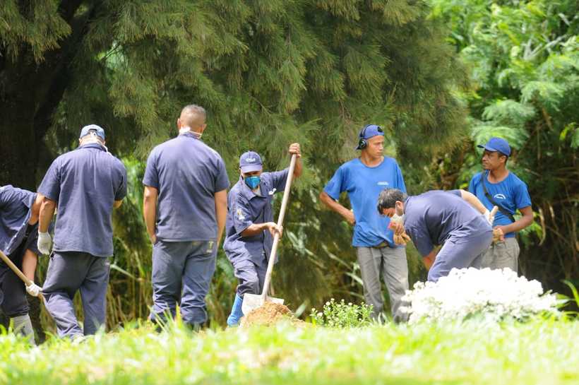 EM flagra coveiros de Cemitério da Paz trabalhando sem equipamentos de proteção  - Leandro Couri/D.A. Press/EM