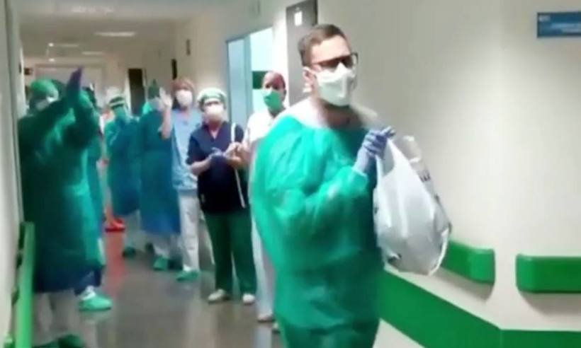 Curado da COVID-19, engenheiro mineiro deixa hospital sob aplausos na Espanha - Print/ Vídeo
