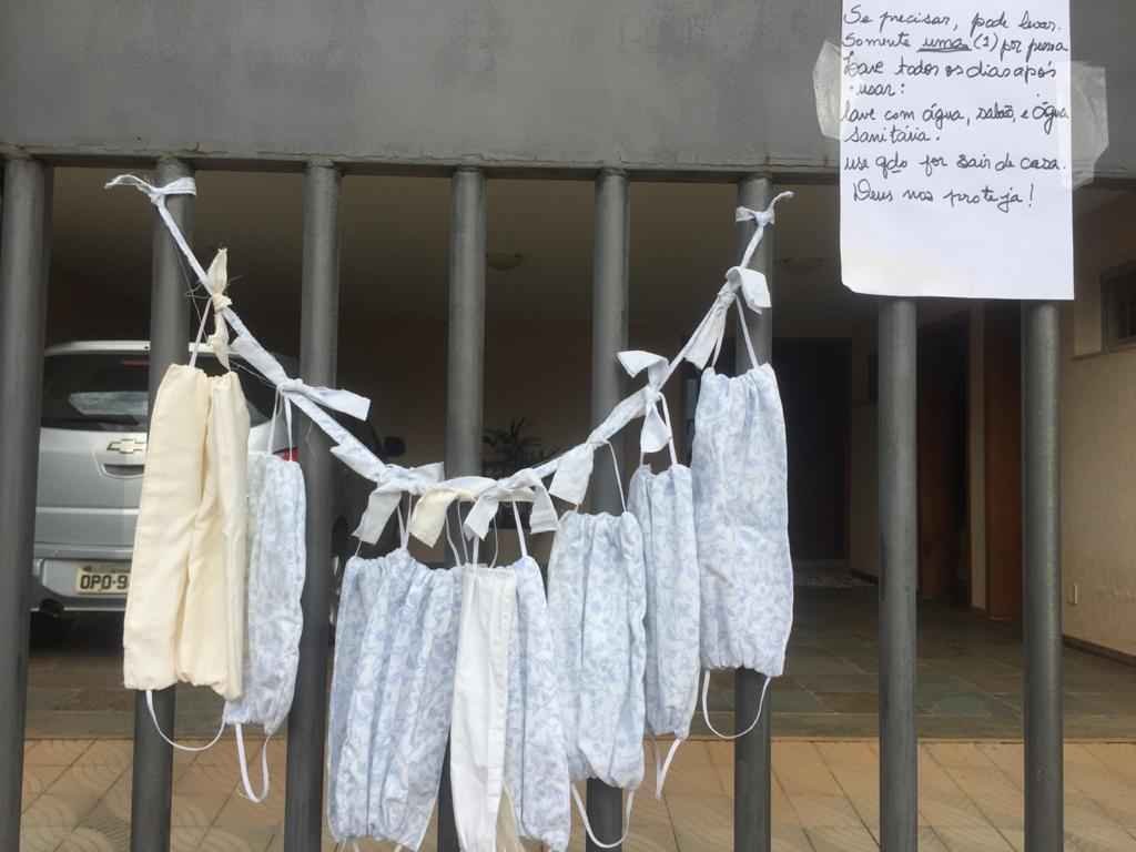 Aposentada costura máscaras de proteção para doação e as pendura no portão de casa, em Itaúna - Divulgação/Elizabeth Melo
