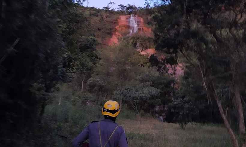 Jovem morre ao cair de uma cachoeira de 100 metros em Belo Vale - Corpo de Bombeiros/Divulgação