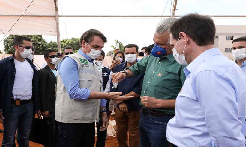 Caiado passa álcool em gel antes de cumprimentar Bolsonaro em Goiás - Marcos Corrêa/PR