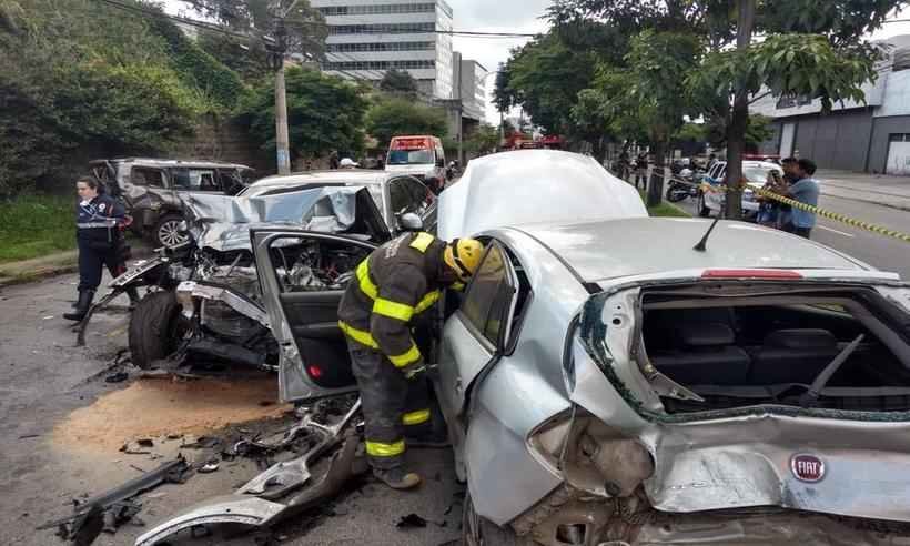 Motorista em alta velocidade provoca acidente em BH, fere 5 pessoas e dá risada - Divulgação/Corpo de Bombeiros