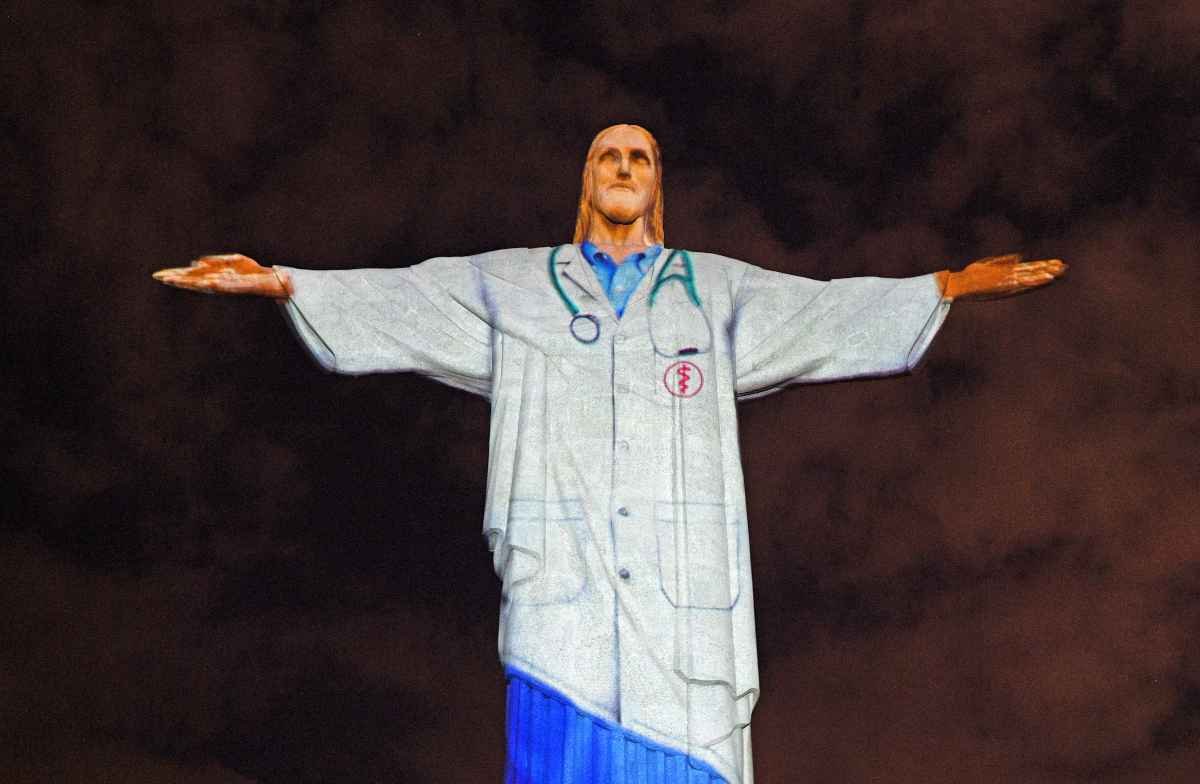 Cristo Redentor 'veste' jaleco para homenagear profissionais da saúde - Carl de Souza/AFP