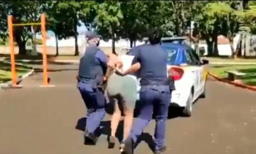 Mulher descumpre quarentena, é detida em Araraquara e acusa 'comunistas' - Reprodução/Twitter