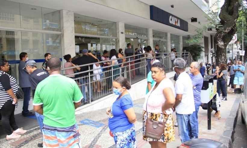 Coronavoucher e FGTS: informais e demitidos formam 'fila da sobrevivência' na Caixa - Edésio Ferreira/EM D.A Press