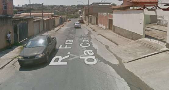 Garoto tenta pegar pipa com haste de ferro e sofre choque na Grande BH - Reprodução/Google Street View