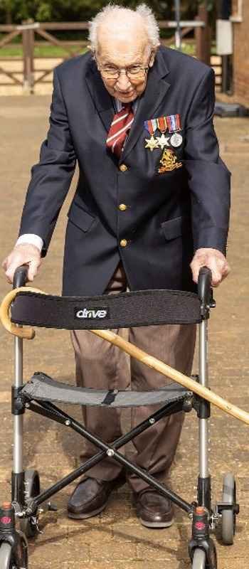 Veterano de guerra de 99 anos arrecada fortuna para sistema de saúde britânico - MAYTRIX GROUP / AFP