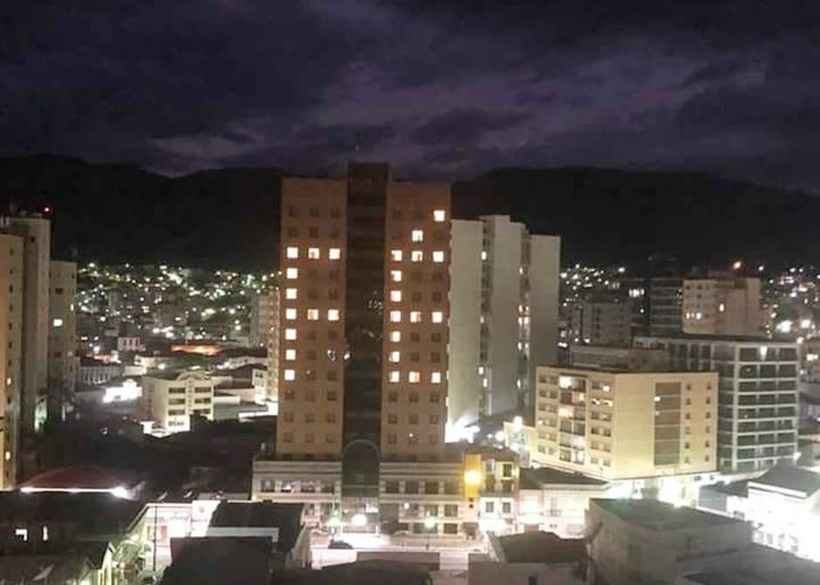 Hotel mantém palavra 'fé' na fachada durante pandemia de COVID-19 - Magson Gomes/Esp. para o EM
