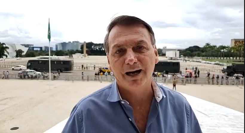 'Não tem que se acovardar com esse vírus', diz Bolsonaro em live - Reprodução/Facebook