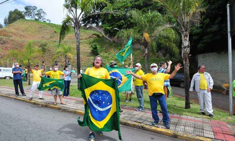 Manifestantes fazem protesto em BH exigindo intervenção militar - Gladyston Rodrigues/EM/D.A press