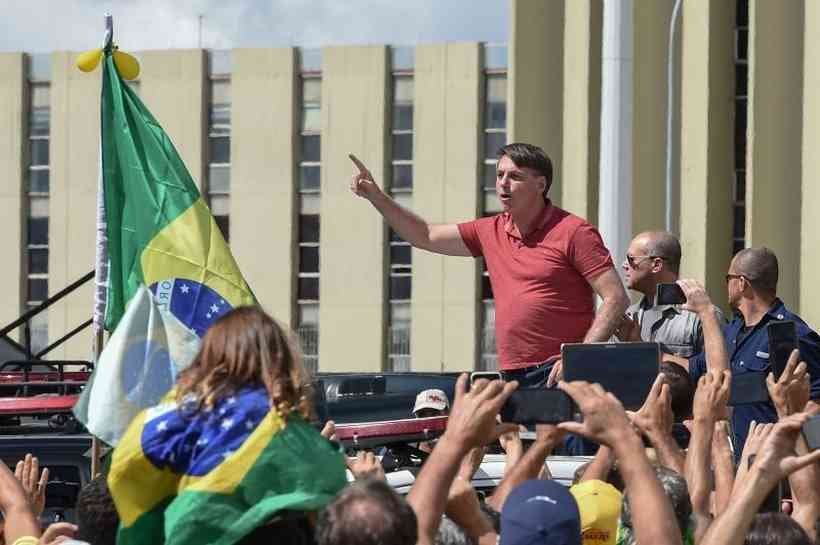 'Acredito em vocês', diz Bolsonaro a apoiadores pró-intervenção militar - Evaristo Sá/AFP