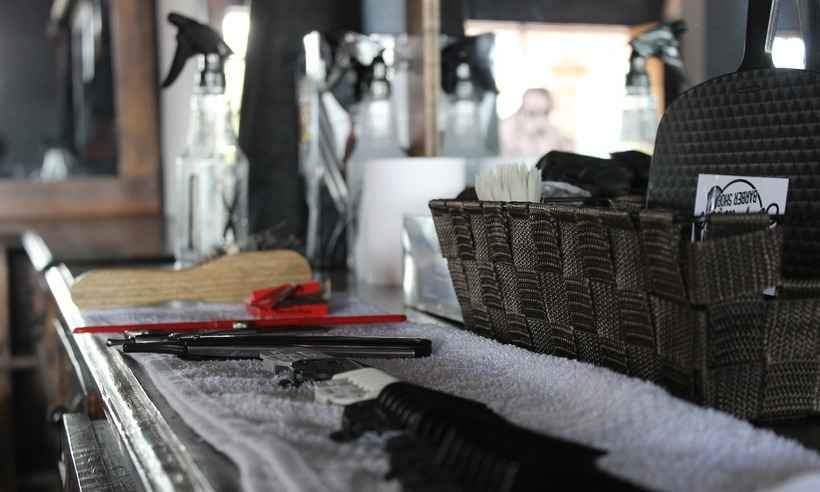 Barbeiros socorrem homens desesperados por corte de cabelo e barba feita durante a pandemia de COVID-19 - Mynor Bejarano/Pixabay