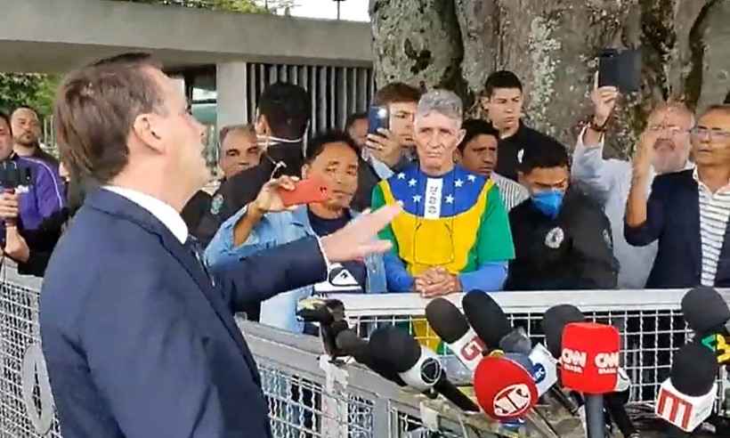 Bolsonaro repreende apoiador que pede intervenção: 'Não tem que fechar nada: Supremo e Congresso abertos e transparentes' - Reprodução/Facebook Jair Messias Bolsonaro