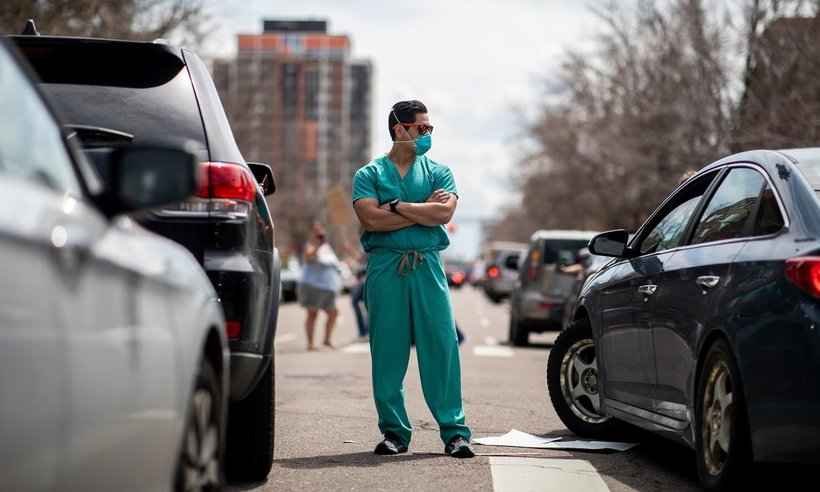 Profissionais de saúde param na frente de carros nos EUA e paralisam manifestação contrária ao isolamento social - Divulgação/ Alyson McClaran