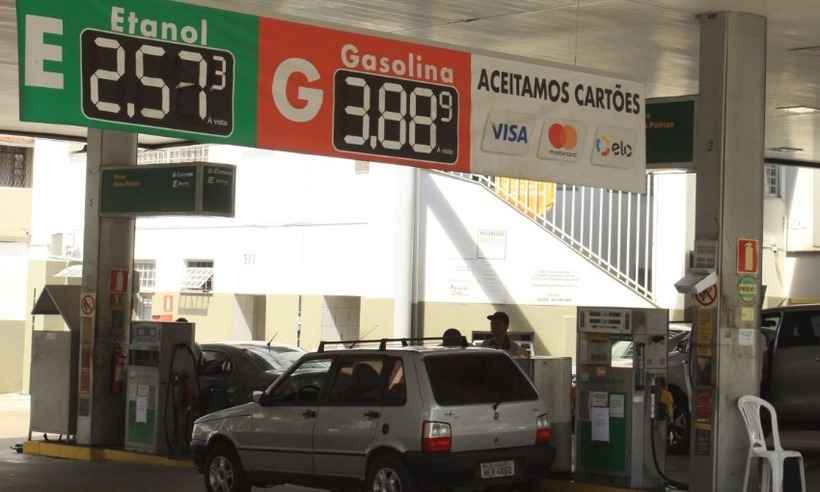 Gasolina recua em 23 estados e no DF, diz ANP; valor médio cai 1,30% no país - Edésio Costa/EM/D.A Press