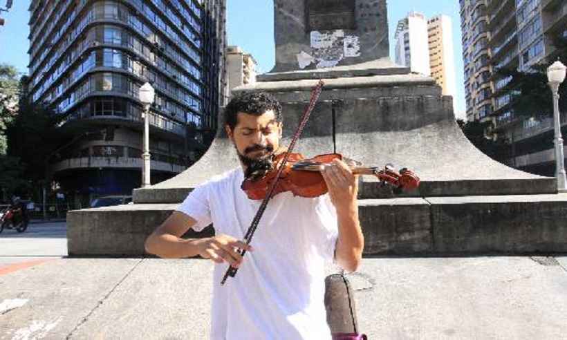 Tocador de violino leva alento em tempos de incertezas pelo coronavírus  - Edesio Ferreira/EM/D.A Press