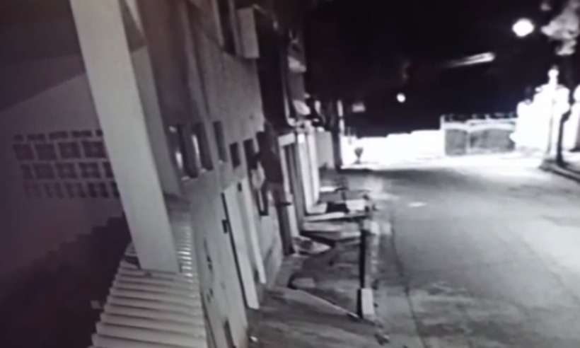 Vídeo: ladrão 'homem-aranha' entra no segundo andar de casa e furta celular de idoso