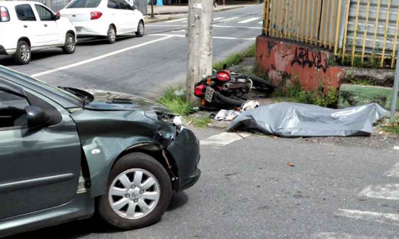 Batida entre carro e moto deixa um morto no Bairro Carlos Prates - Reprodução da internet/WhatsApp
