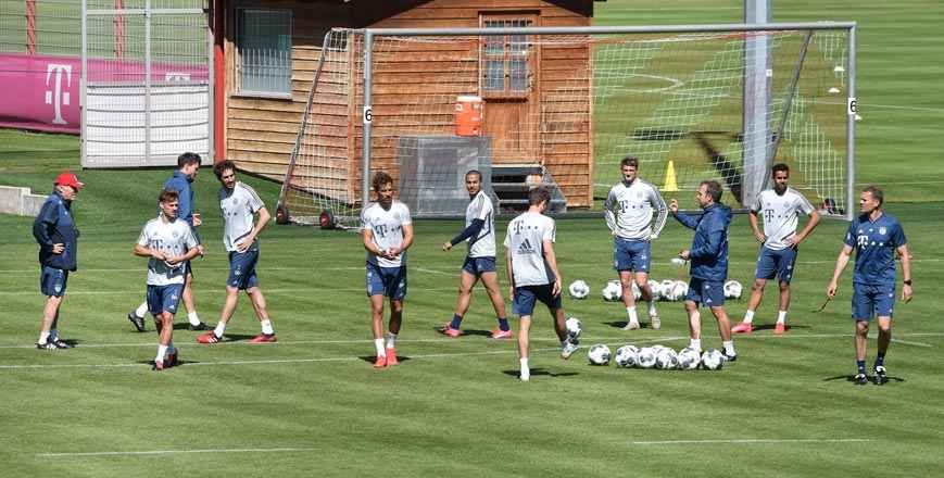 Em tempos de COVID-19, vidas em primeiro lugar. Depois, economia e futebol - CHRISTOF STACHE/AFP