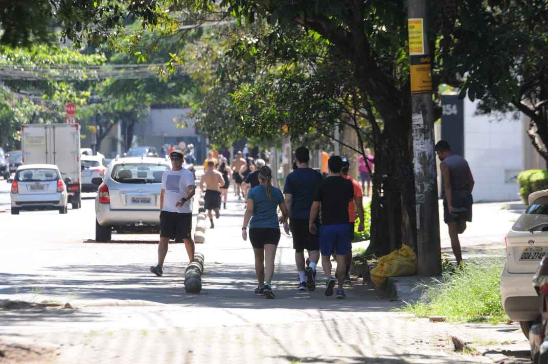 Coronavírus: Sem máscaras e aglomerados, caminhantes desafiam COVID-19 - Juarez Rodrigues/EM/D.A.Press