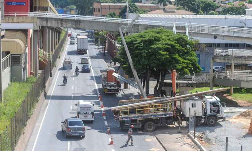 Ônibus do Move bate em poste e interdita parte da Avenida Cristiano Machado - Leandro Couri/EM/DA Press