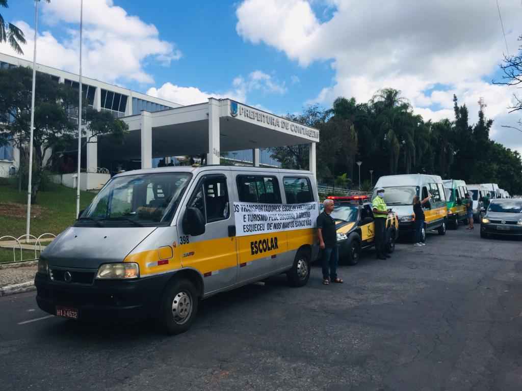 Carreata de vans escolares da RMBH pede socorro a prefeituras: 'Esquecidos pelo governo' - Edésio Ferreira/EM D.A Press