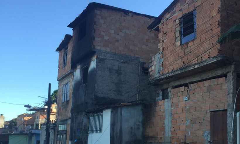 Incêndio em barracão deixa uma pessoa morta em vila na Pampulha - Edésio Ferreira/EM/DA Press