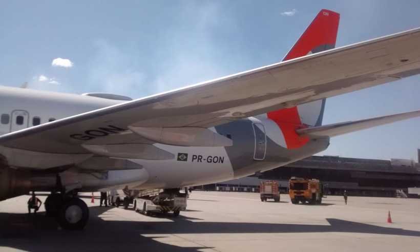 Motor de avião da Gol solta faíscas durante decolagem após 'engolir' pássaro; veja - Reprodução/Whatsapp