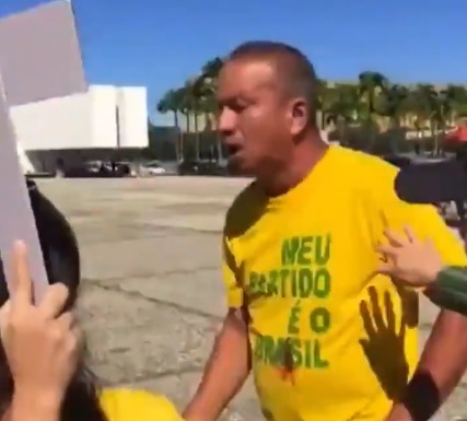 Apoiador de Bolsonaro é filmado hostilizando enfermeiros em Brasília - Reprodução Twitter @fabiofelixdf