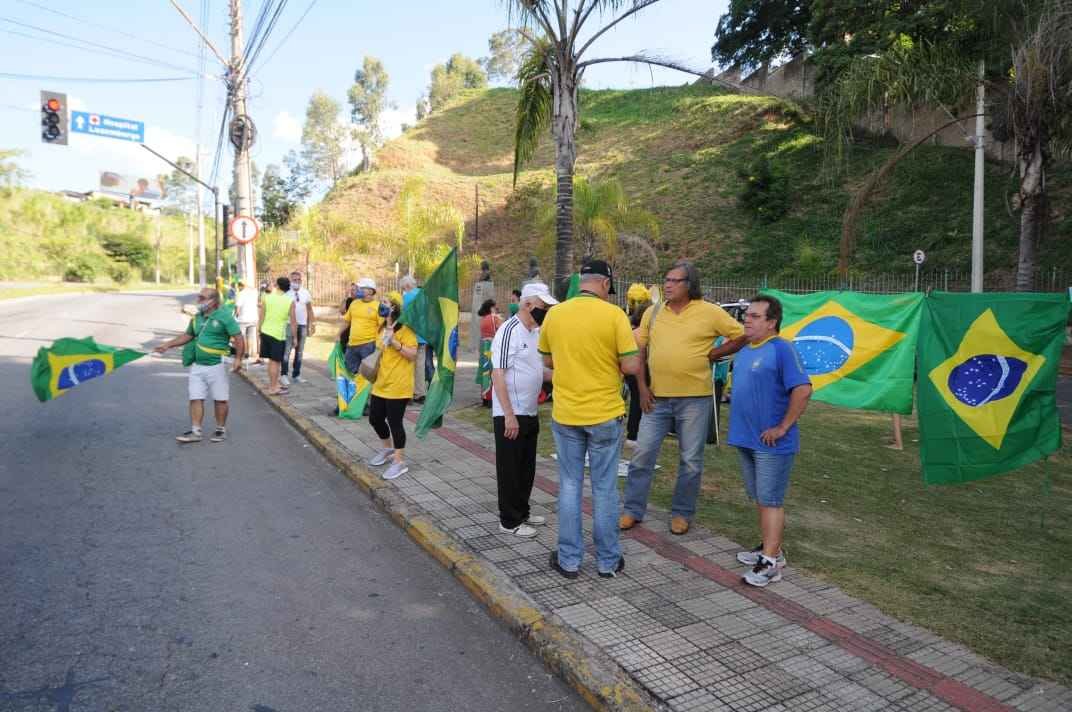 Apoiadores de Bolsonaro pedem intervenção militar e volta ao trabalho em BH - Juarez Rodrigues / EM