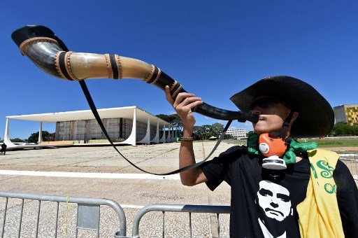 Profissionais de imprensa são agredidos com chutes por apoiadores de Bolsonaro - Evaristo Sá/AFP