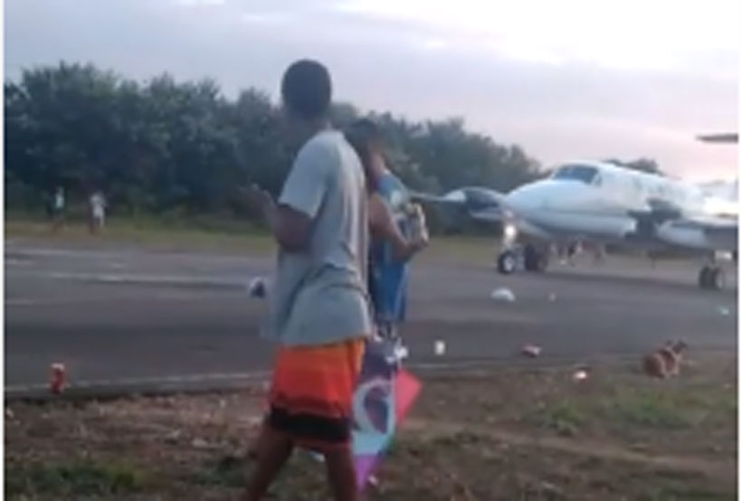 Avião quase atinge jovem ao decolar em Muriaé; veja o vídeo - Reprodução