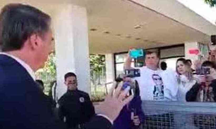 'Houve um superdimensionamento', diz Bolsonaro à mulher que ofendeu enfermeiros - Reprodução/ Facebook