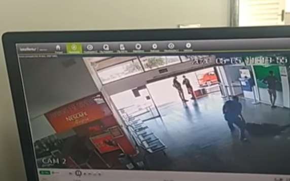 Homem morre ao tentar quebrar caixa eletrônico e agredir segurança em aeroporto - REPRODUÇÃO/YOUTUBE