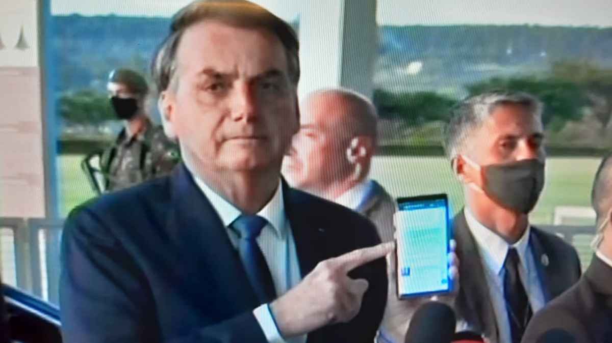Bolsonaro sobre apelidos: 'Me chamam de Bozo, eu dou risada'  - Reprodução/CNN
