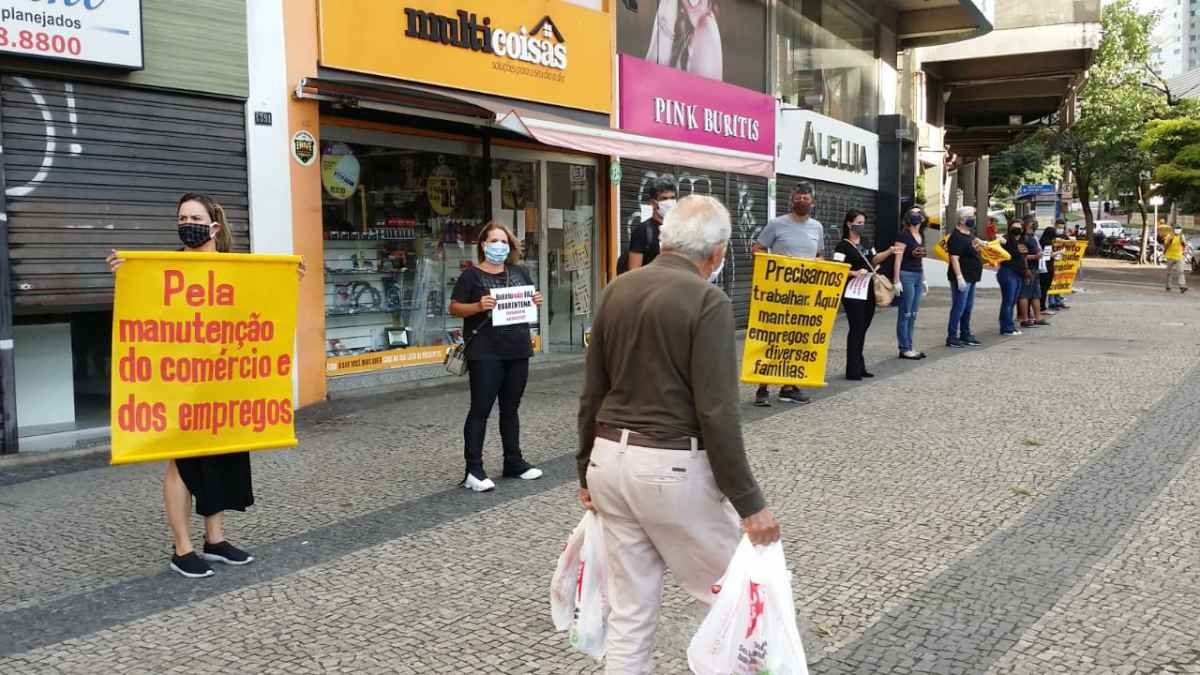 Abraço simbólico no comércio do Buritis pede volta ao trabalho - JUAREZ RODRIGUES/EM/D.A PRESS